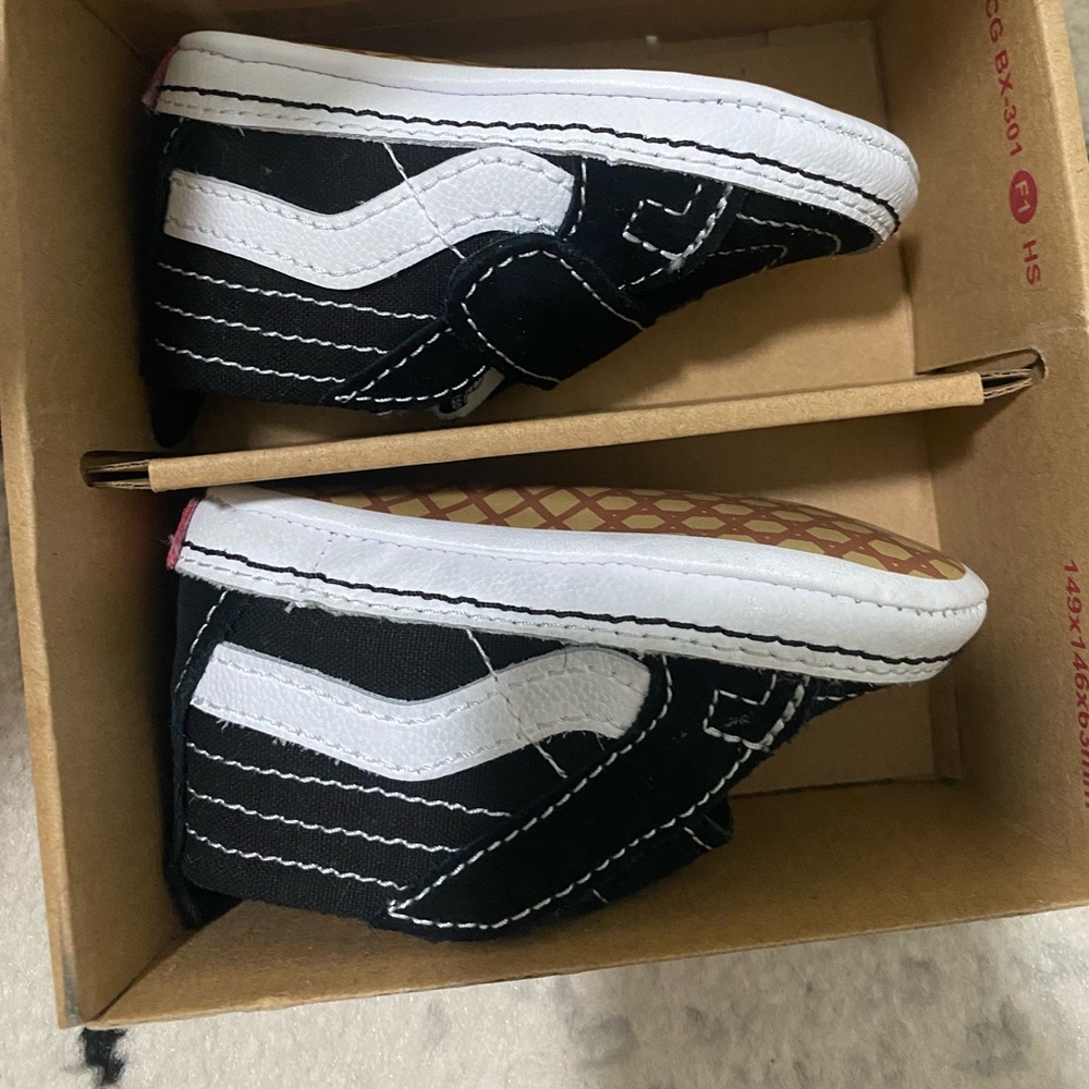 NEVER WORN- Infant Sk8- high top crib shoe